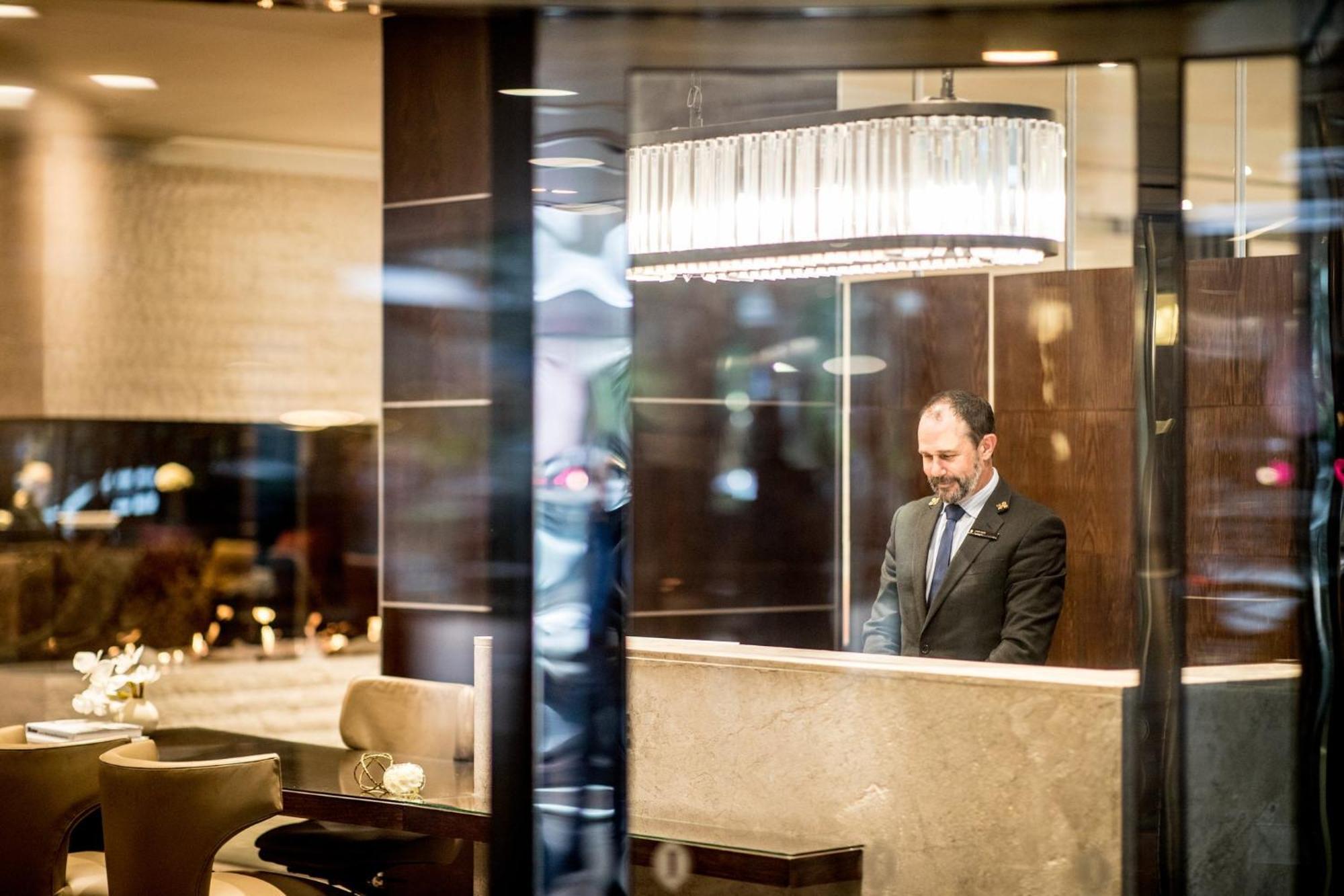 Intercontinental Wellington By Ihg Hotel Exterior photo Concierge at the Four Seasons Hotel, London